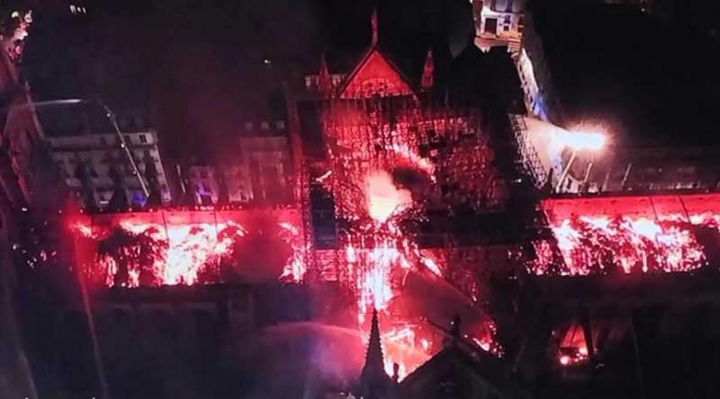 Notre-Dame de paris en flamme prise par un drone des pompiers